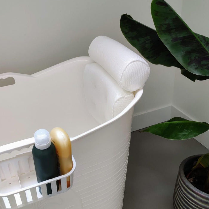 Bath Bucket met kussen in een badkamer